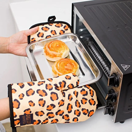 2Pcs/Set Kitchen Gloves Insulated Leopard Print Pad Microwave Gloves Oven Barbecue Rack Potholders Oven Mitts Potholder Pad
